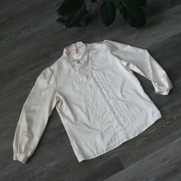 Beautiful cream victorian style blouse - Picture 6 of 8